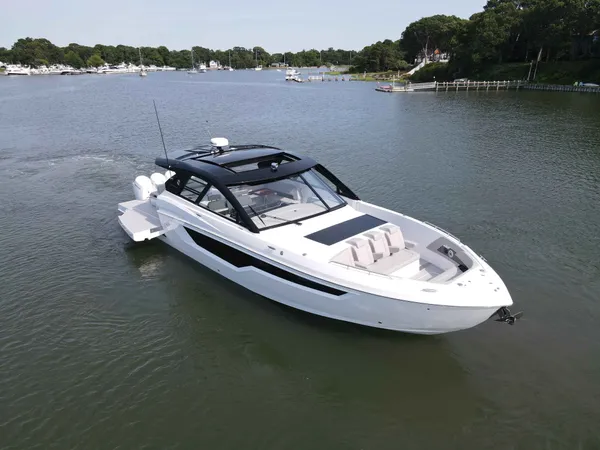 2025 Cruisers Yachts 50 GLS OB detail image 9