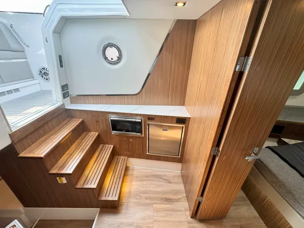 2025 Cruisers Yachts 50 GLS OB detail image 14