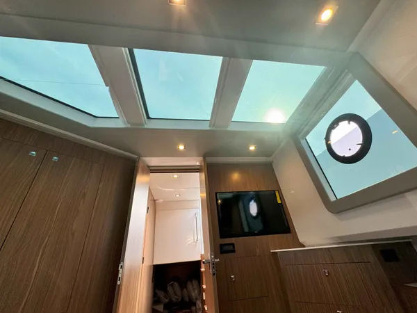 2025 Cruisers Yachts 50 GLS OB detail image 17