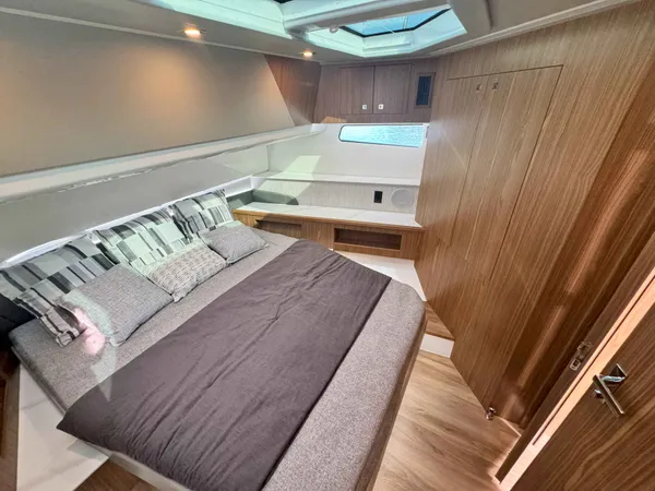 2025 Cruisers Yachts 50 GLS OB detail image 18