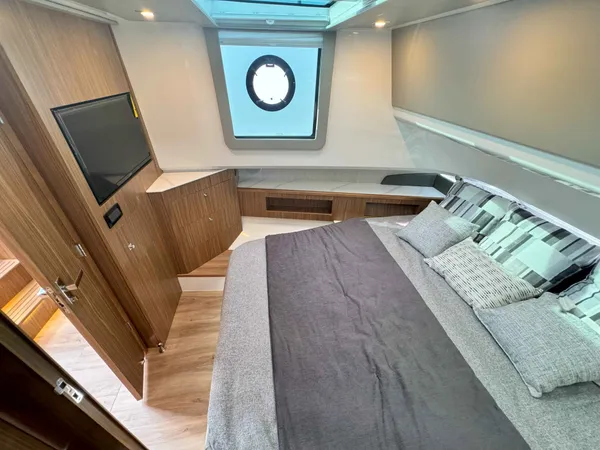 2025 Cruisers Yachts 50 GLS OB detail image 19
