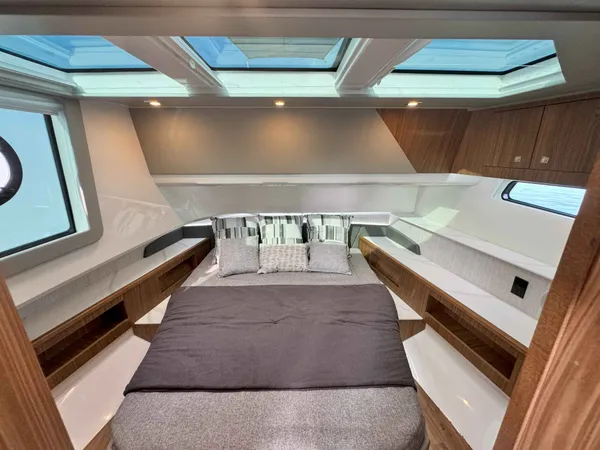 2025 Cruisers Yachts 50 GLS OB detail image 21