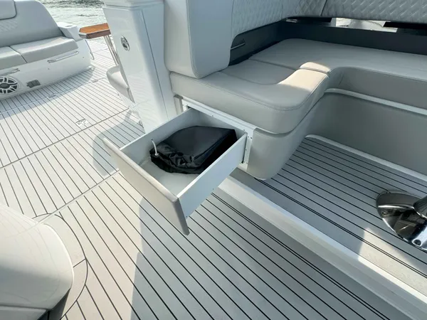2025 Cruisers Yachts 50 GLS OB detail image 22