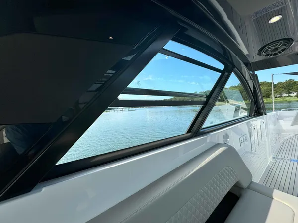 2025 Cruisers Yachts 50 GLS OB detail image 29