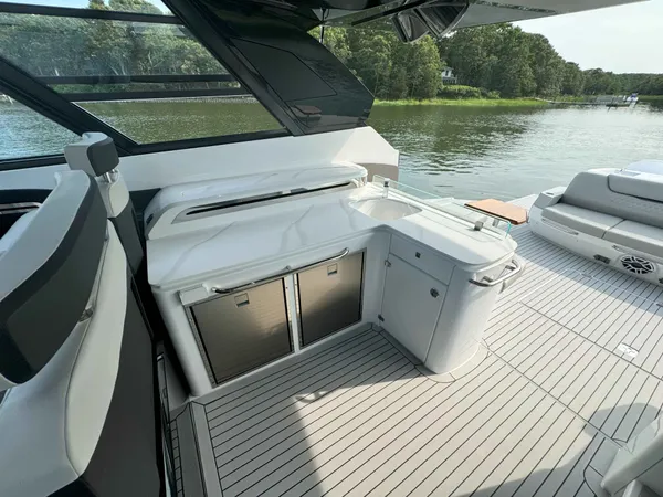 2025 Cruisers Yachts 50 GLS OB detail image 32