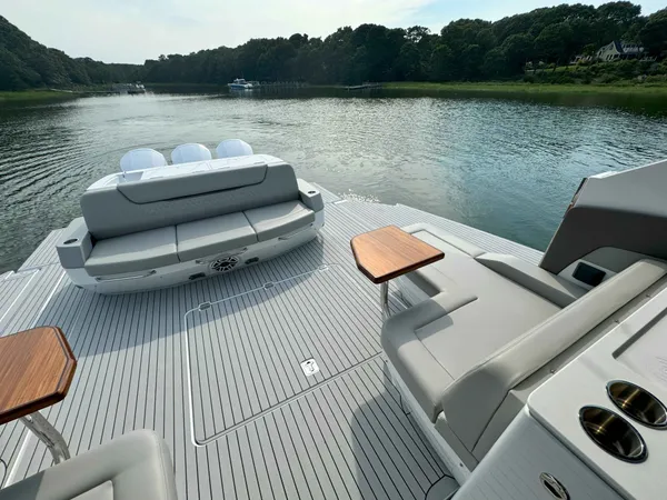 2025 Cruisers Yachts 50 GLS OB detail image 39