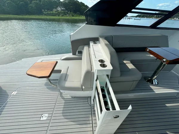 2025 Cruisers Yachts 50 GLS OB detail image 41