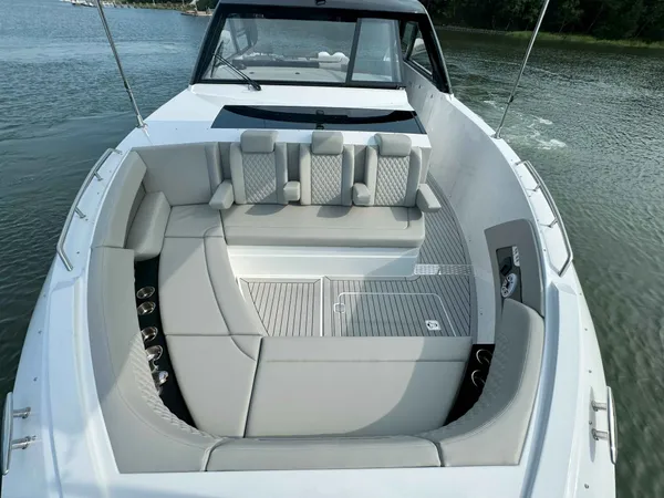 2025 Cruisers Yachts 50 GLS OB detail image 51