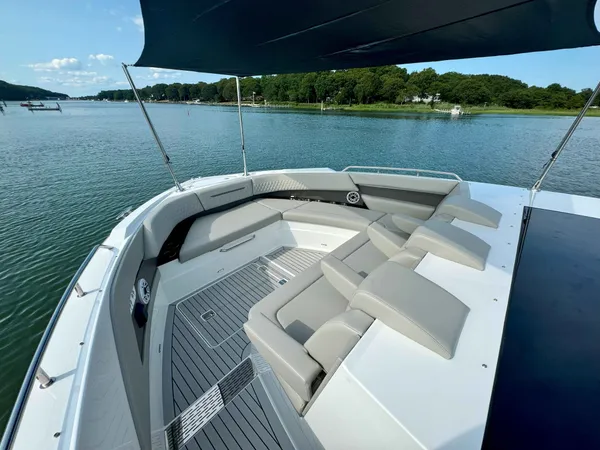 2025 Cruisers Yachts 50 GLS OB detail image 52