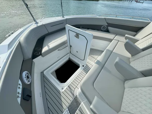 2025 Cruisers Yachts 50 GLS OB detail image 55