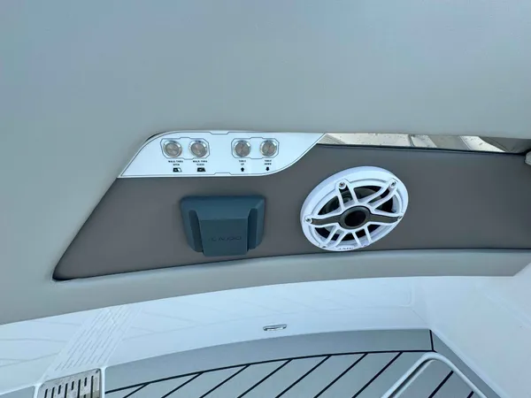 2025 Cruisers Yachts 50 GLS OB detail image 57