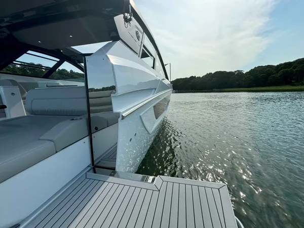 2025 Cruisers Yachts 50 GLS OB detail image 64