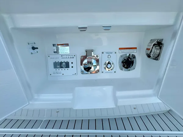 2025 Cruisers Yachts 50 GLS OB detail image 66