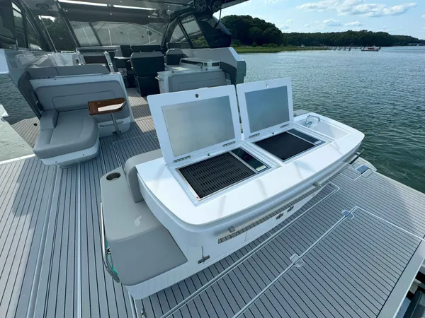 2025 Cruisers Yachts 50 GLS OB detail image 71