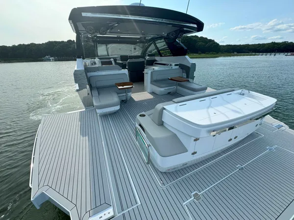 2025 Cruisers Yachts 50 GLS OB detail image 72