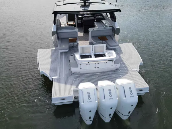 2025 Cruisers Yachts 50 GLS OB detail image 84