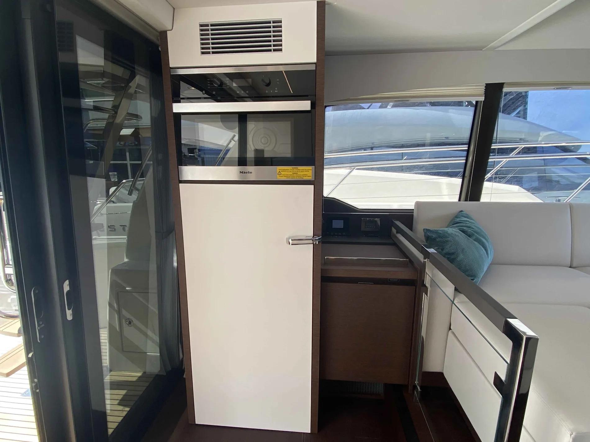 Pre-Owned 2022 Prestige 460 Fly for Sale | Vancouver, BC | M&P Yacht Centre | 66c3f5f4e5cbc1e689029bbd