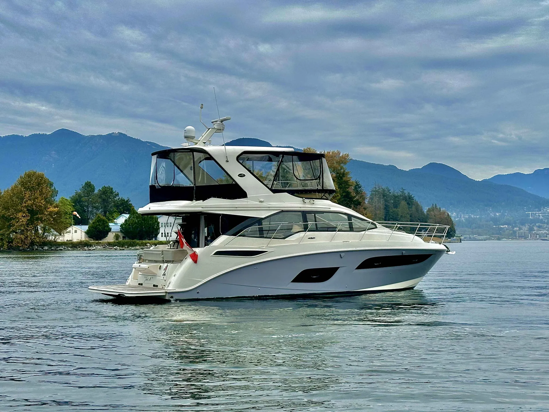 Pre-Owned 2018 Sea ray 460 Fly for Sale | Vancouver, BC | M&P Yacht Centre | 66ecfa72919c1d8b990e22f0