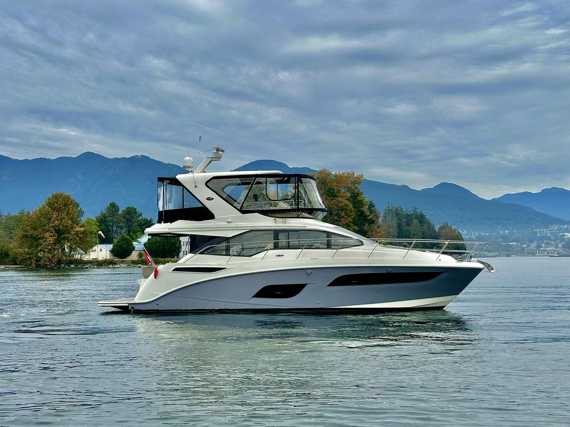 Pre-Owned 2018 Sea ray 460 Fly for Sale | Vancouver, BC | M&P Yacht Centre | 66ecfa72919c1d8b990e22f0