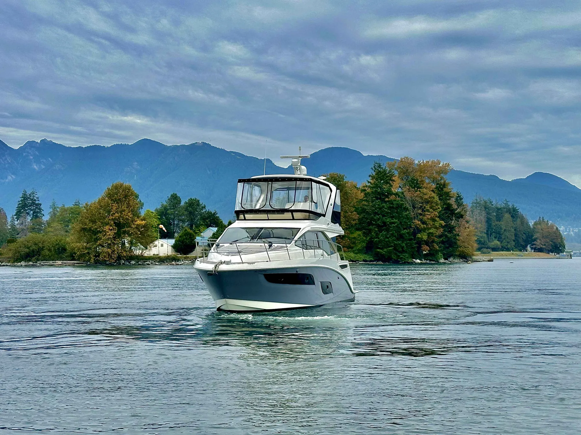 Pre-Owned 2018 Sea ray 460 Fly for Sale | Vancouver, BC | M&P Yacht Centre | 66ecfa72919c1d8b990e22f0