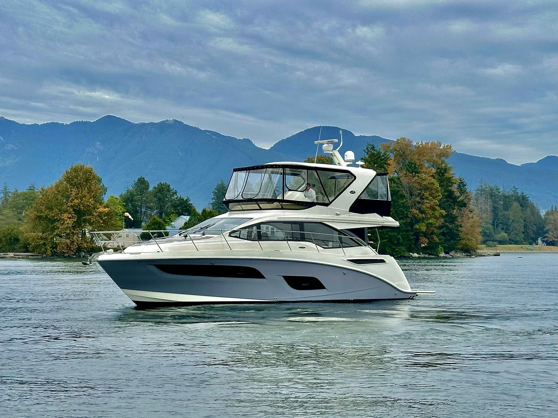 Pre-Owned 2018 Sea ray 460 Fly for Sale | Vancouver, BC | M&P Yacht Centre | 66ecfa72919c1d8b990e22f0