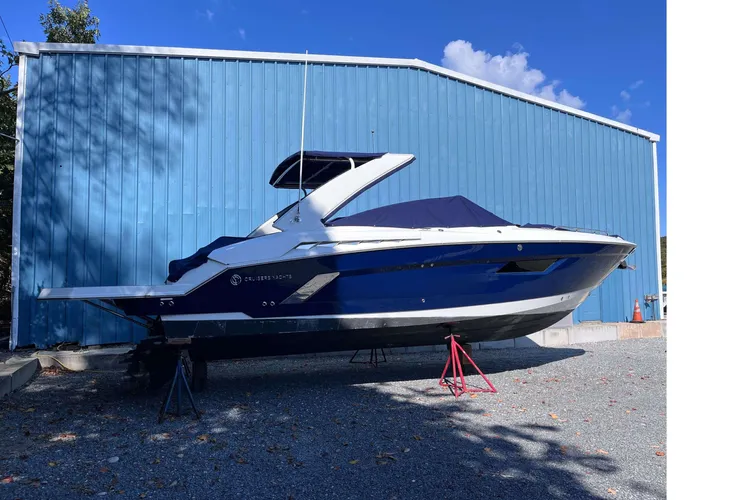 2021 Cruisers Yachts 338 CX IO0