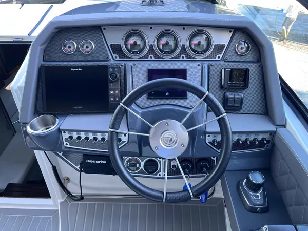 2021 Cruisers Yachts 338 CX IO detail image 6