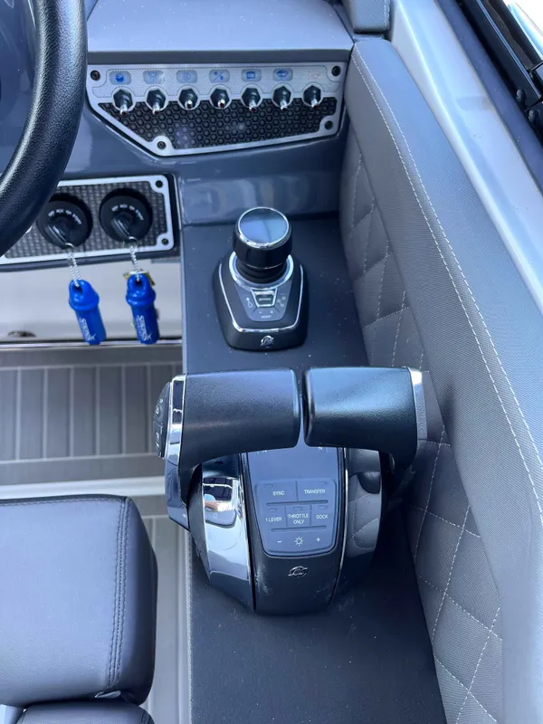 2021 Cruisers Yachts 338 CX IO detail image 7