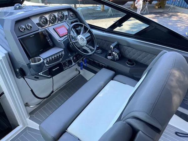 2021 Cruisers Yachts 338 CX IO detail image 5