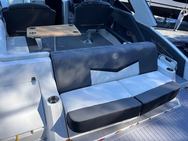 2021 Cruisers Yachts 338 CX IO detail image 4
