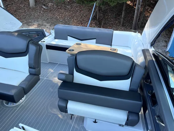 2021 Cruisers Yachts 338 CX IO detail image 8