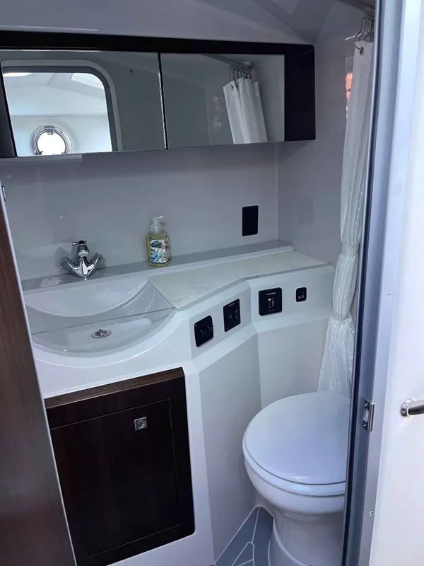 2021 Cruisers Yachts 338 CX IO detail image 9