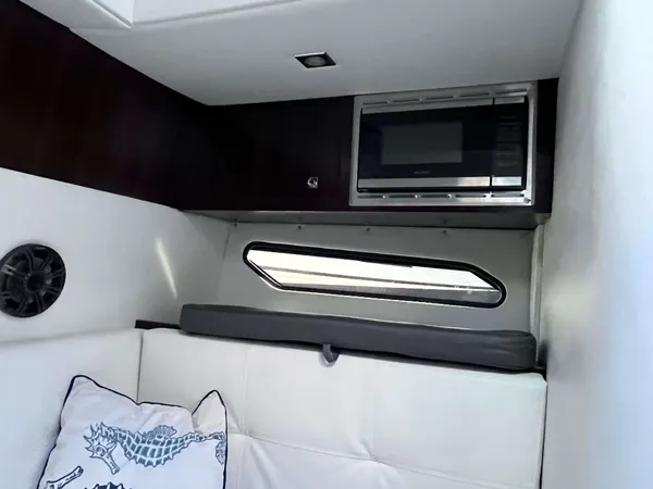 2021 Cruisers Yachts 338 CX IO detail image 12