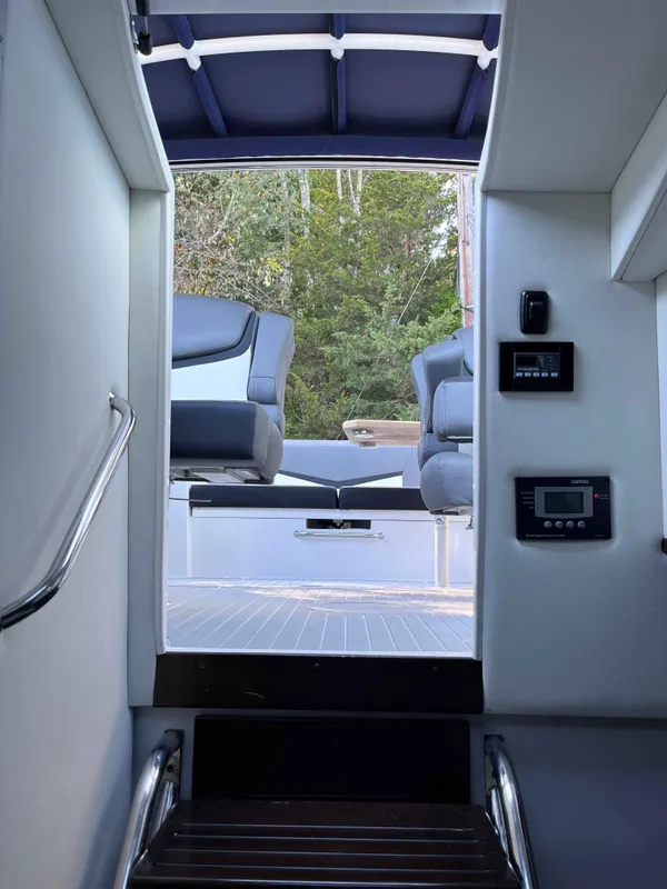 2021 Cruisers Yachts 338 CX IO detail image 16