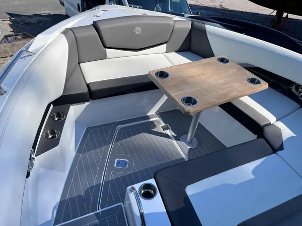 2021 Cruisers Yachts 338 CX IO detail image 17