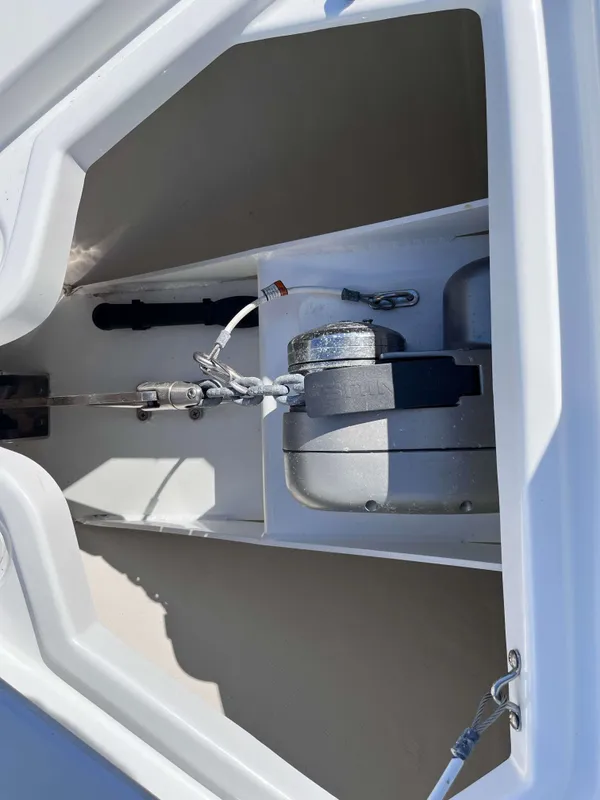 2021 Cruisers Yachts 338 CX IO detail image 19