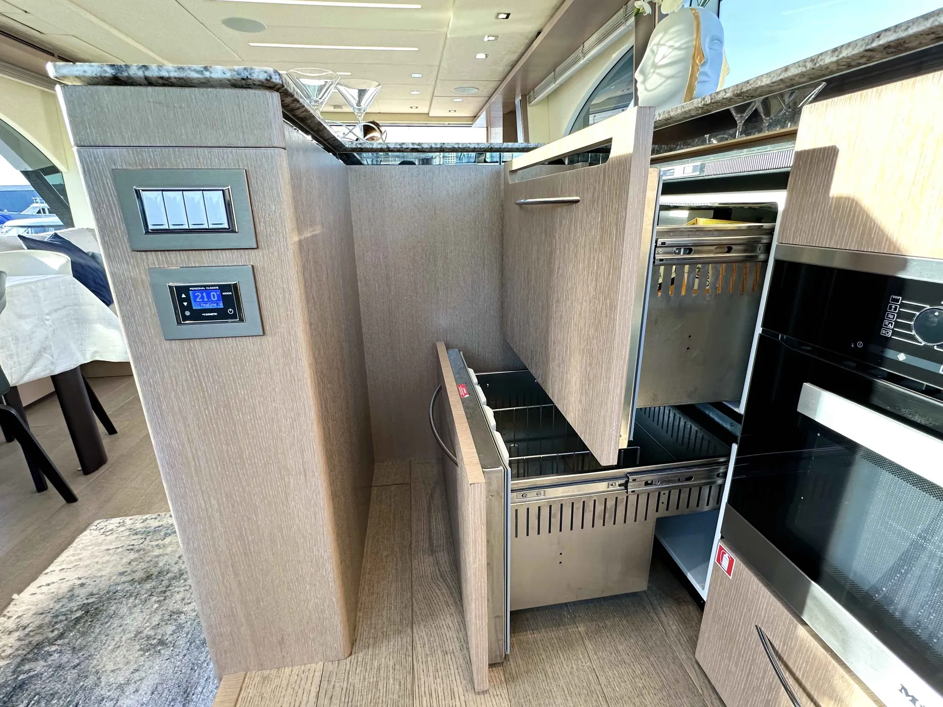 Pre-Owned 2020 Monte carlo yachts MCY 70 for Sale | Vancouver, BC | M&P Yacht Centre | 671c41a6e0487651320fbc50