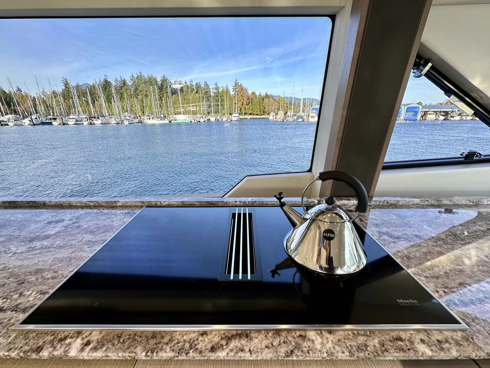 Pre-Owned 2020 Monte carlo yachts MCY 70 for Sale | Vancouver, BC | M&P Yacht Centre | 671c41a6e0487651320fbc50