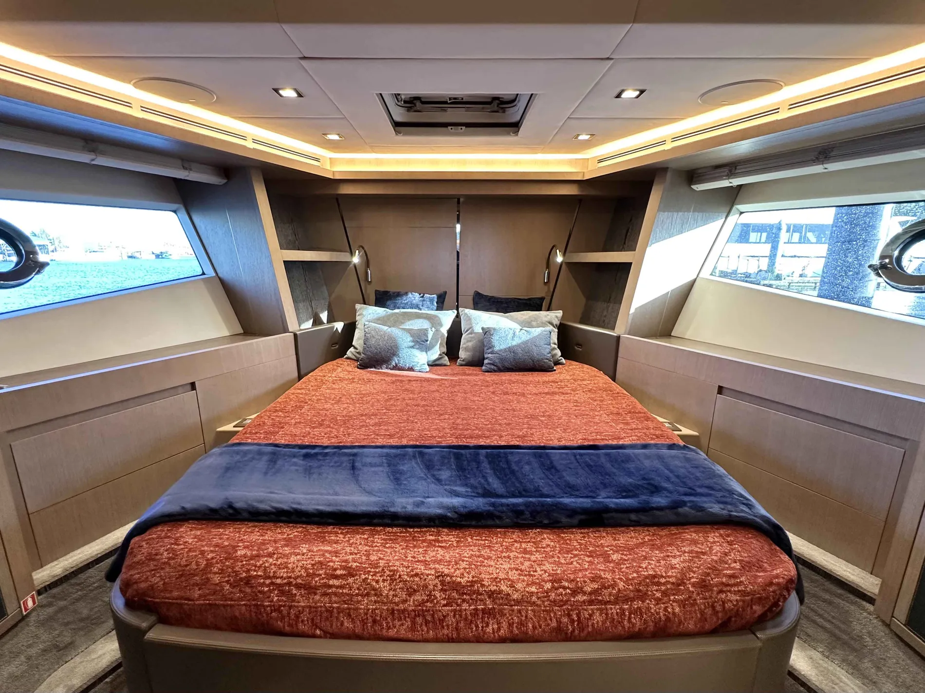 Pre-Owned 2020 Monte carlo yachts MCY 70 for Sale | Vancouver, BC | M&P Yacht Centre | 671c41a6e0487651320fbc50