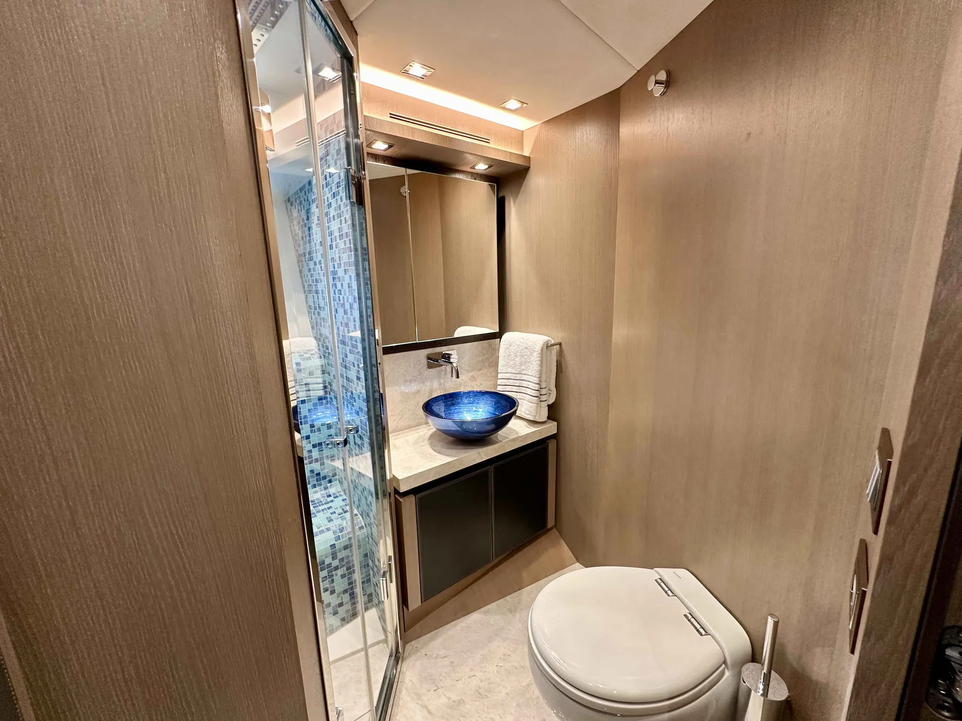 Pre-Owned 2020 Monte carlo yachts MCY 70 for Sale | Vancouver, BC | M&P Yacht Centre | 671c41a6e0487651320fbc50