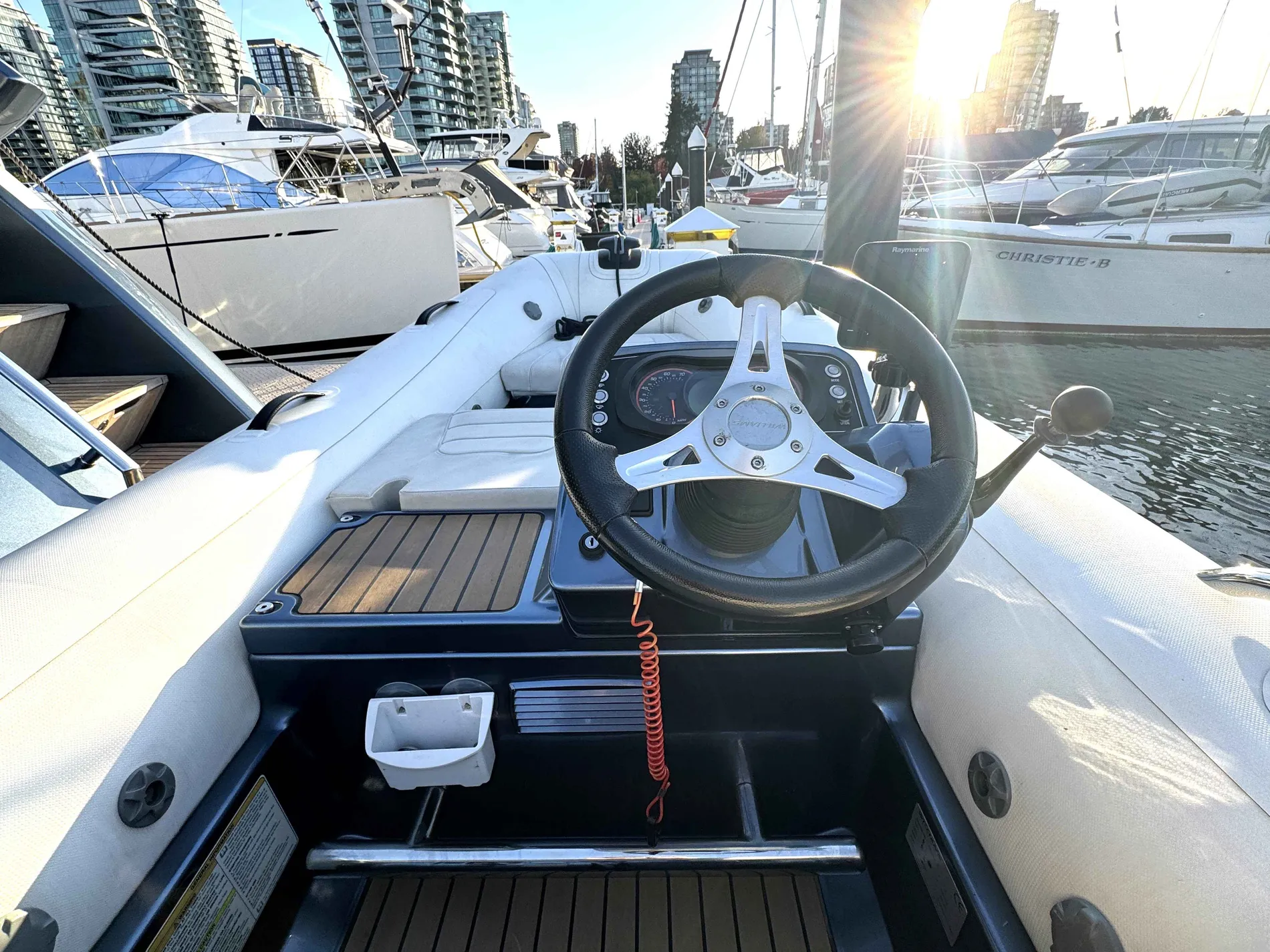 Pre-Owned 2020 Monte carlo yachts MCY 70 for Sale | Vancouver, BC | M&P Yacht Centre | 671c41a6e0487651320fbc50