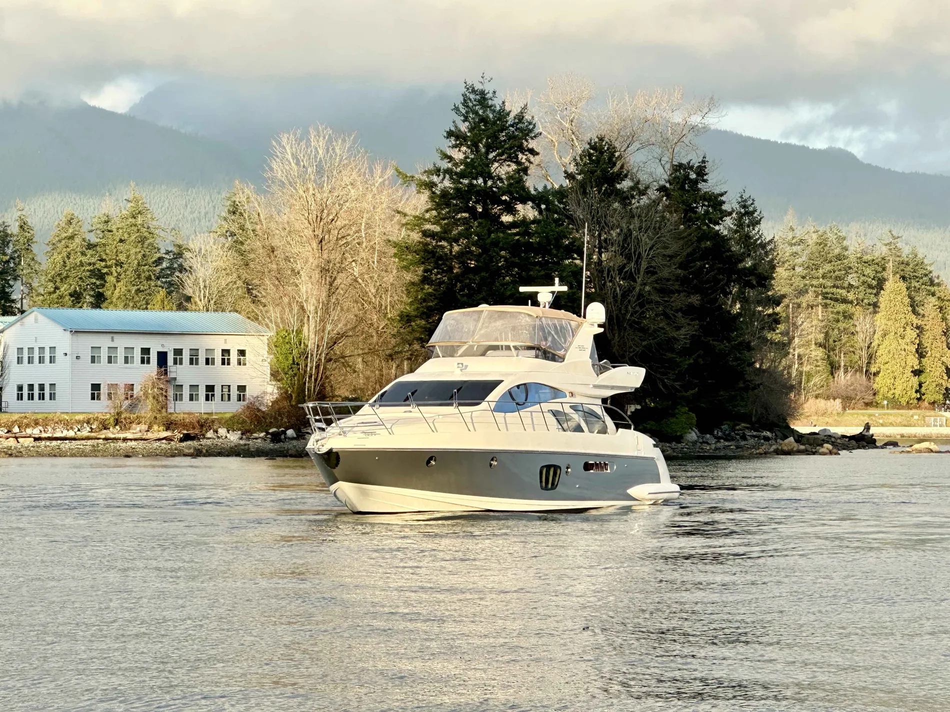 Pre-Owned 2011 Azimut 55E for Sale | Vancouver, BC | M&P Yacht Centre | 67568c362d1d176a550650bf