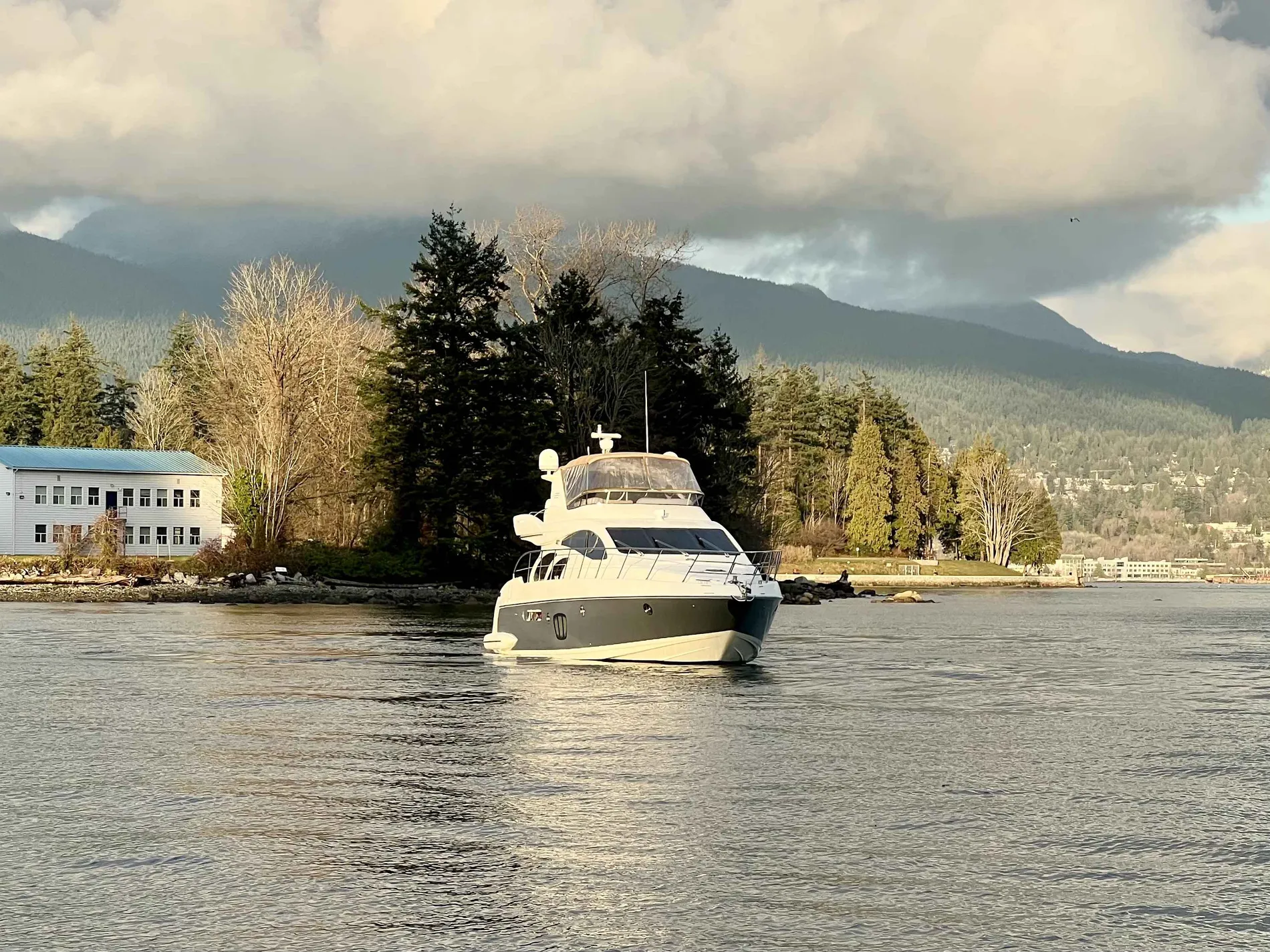 Pre-Owned 2011 Azimut 55E for Sale | Vancouver, BC | M&P Yacht Centre | 67568c362d1d176a550650bf
