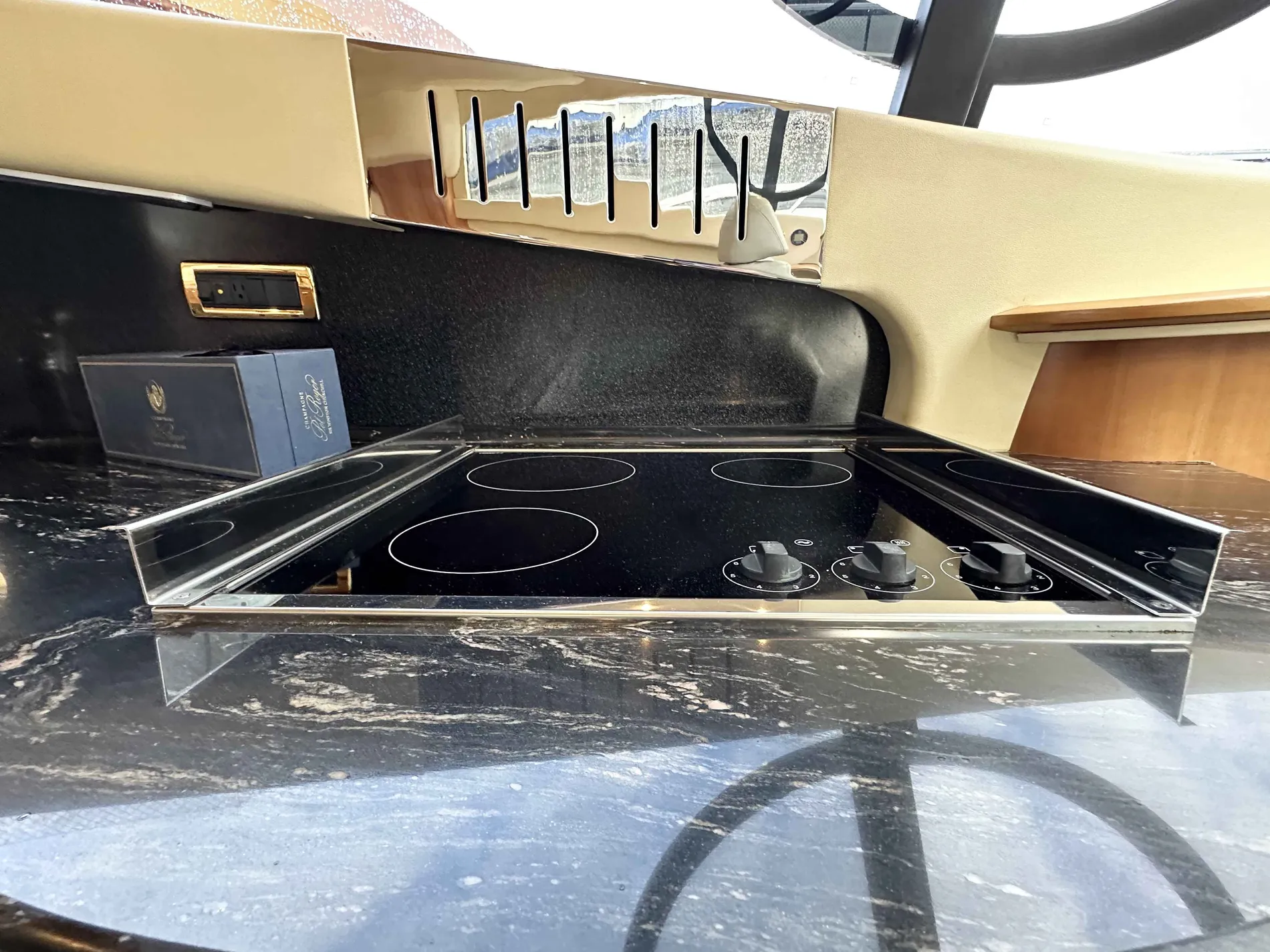 Pre-Owned 2011 Azimut 55E for Sale | Vancouver, BC | M&P Yacht Centre | 67568c362d1d176a550650bf