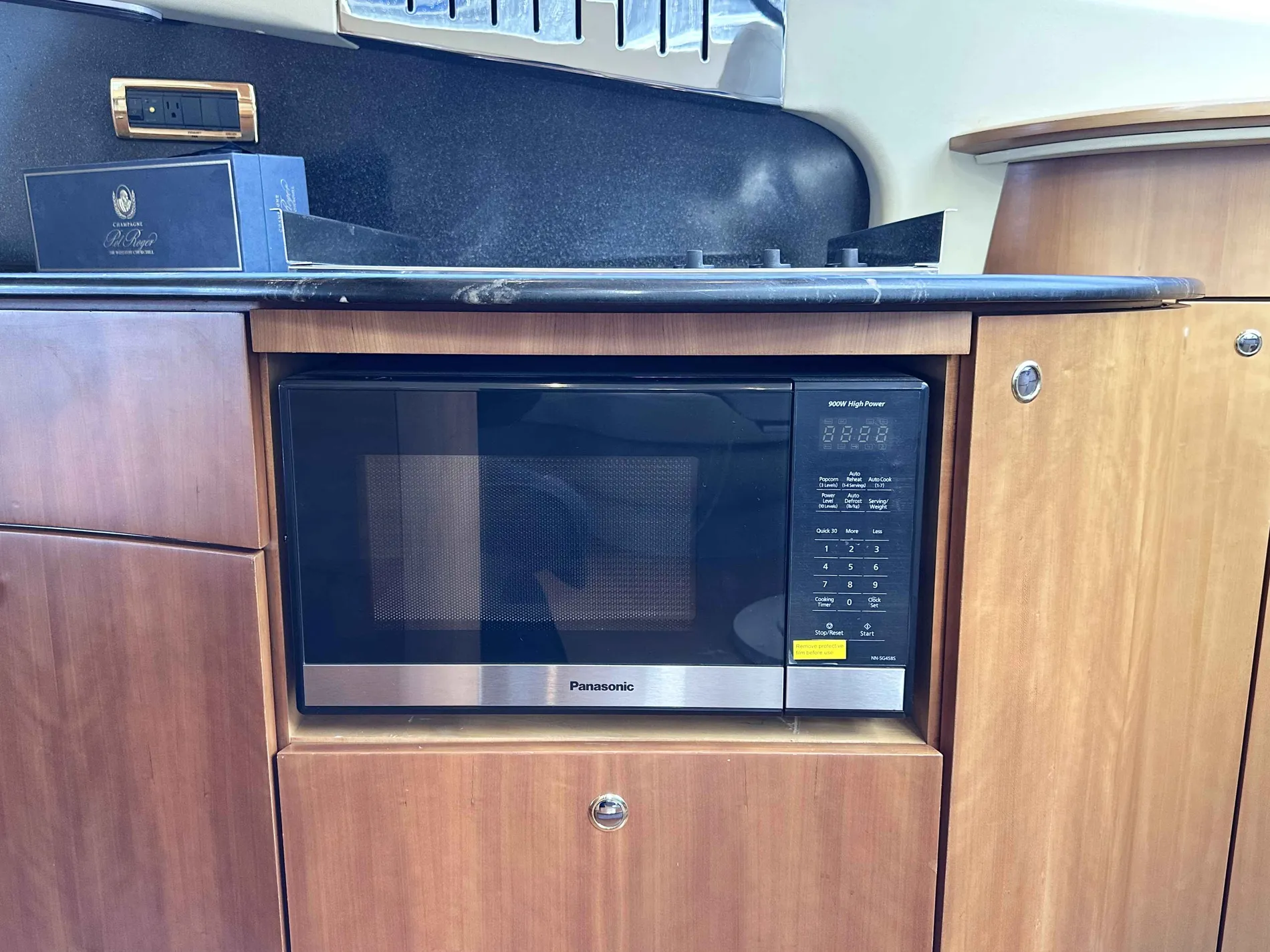 Pre-Owned 2011 Azimut 55E for Sale | Vancouver, BC | M&P Yacht Centre | 67568c362d1d176a550650bf