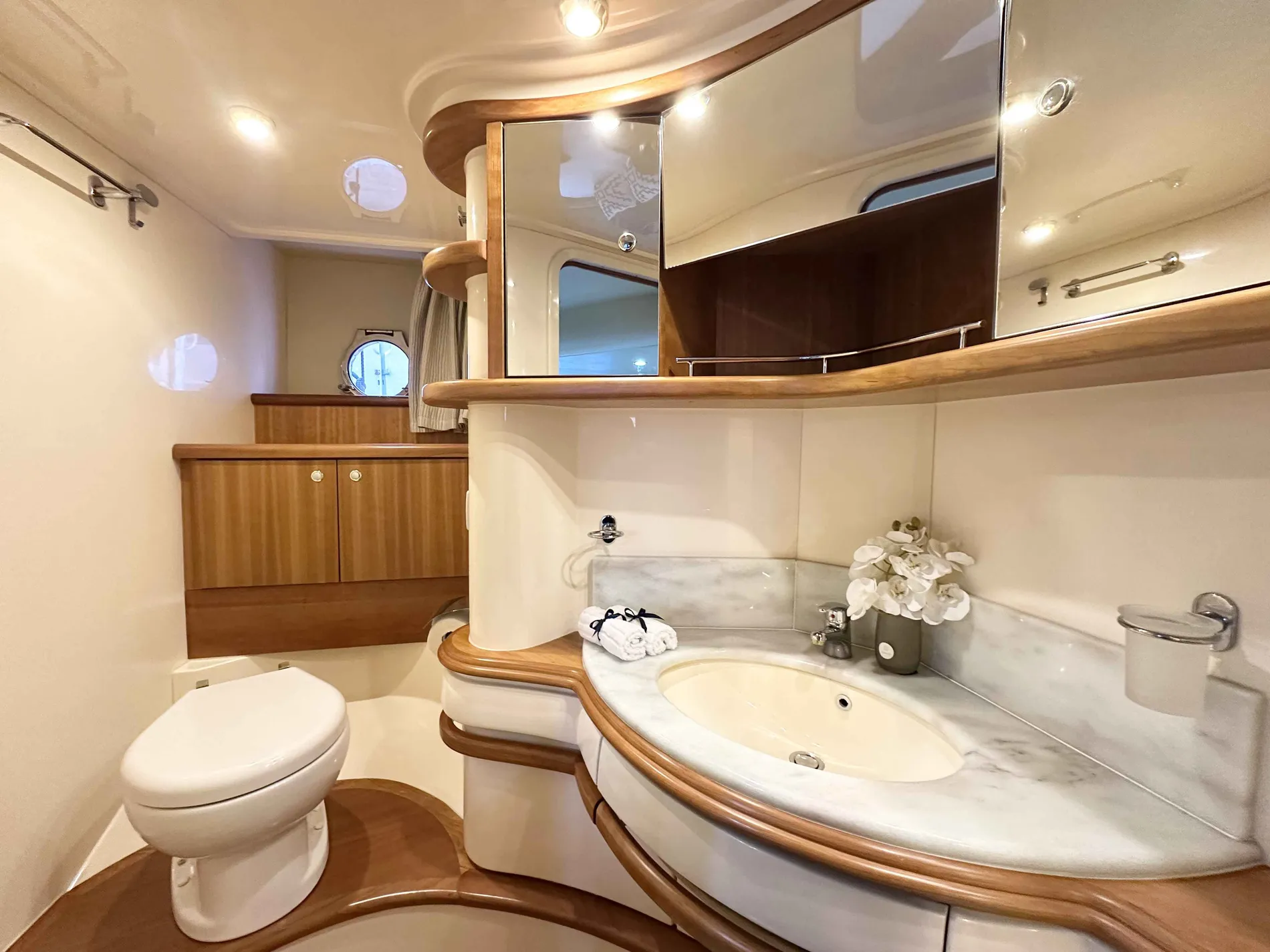 Pre-Owned 2011 Azimut 55E for Sale | Vancouver, BC | M&P Yacht Centre | 67568c362d1d176a550650bf