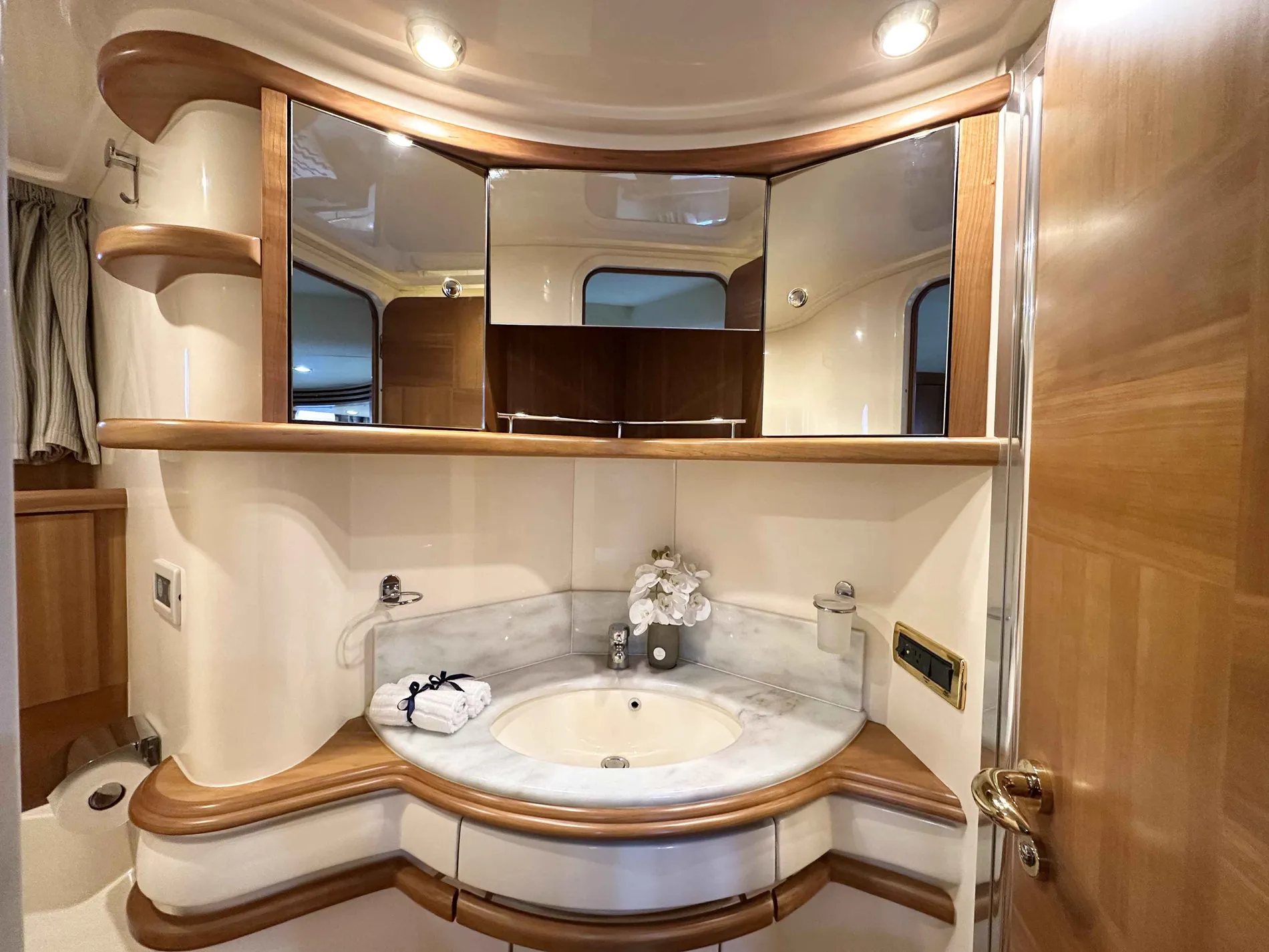 Pre-Owned 2011 Azimut 55E for Sale | Vancouver, BC | M&P Yacht Centre | 67568c362d1d176a550650bf