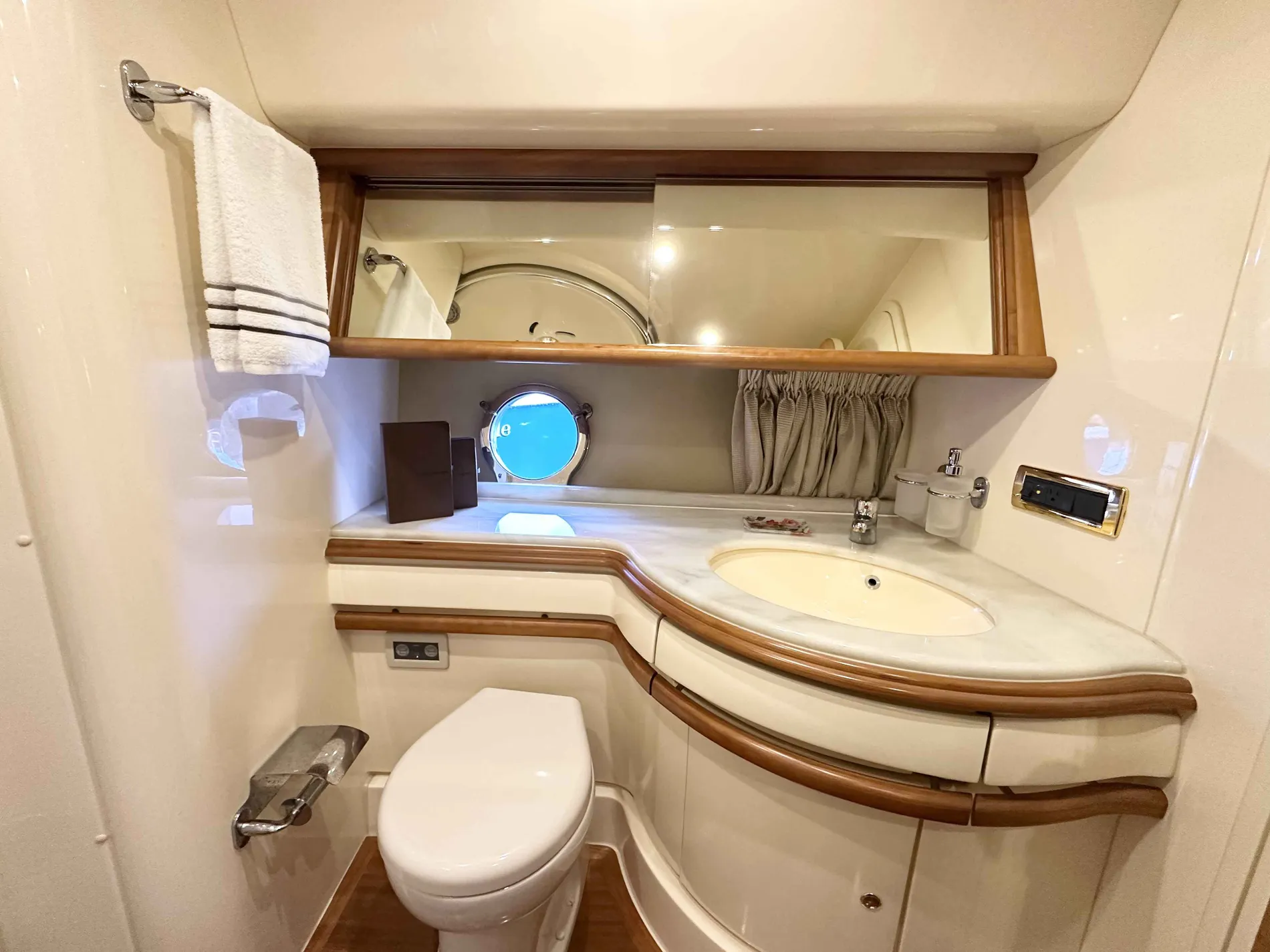 Pre-Owned 2011 Azimut 55E for Sale | Vancouver, BC | M&P Yacht Centre | 67568c362d1d176a550650bf