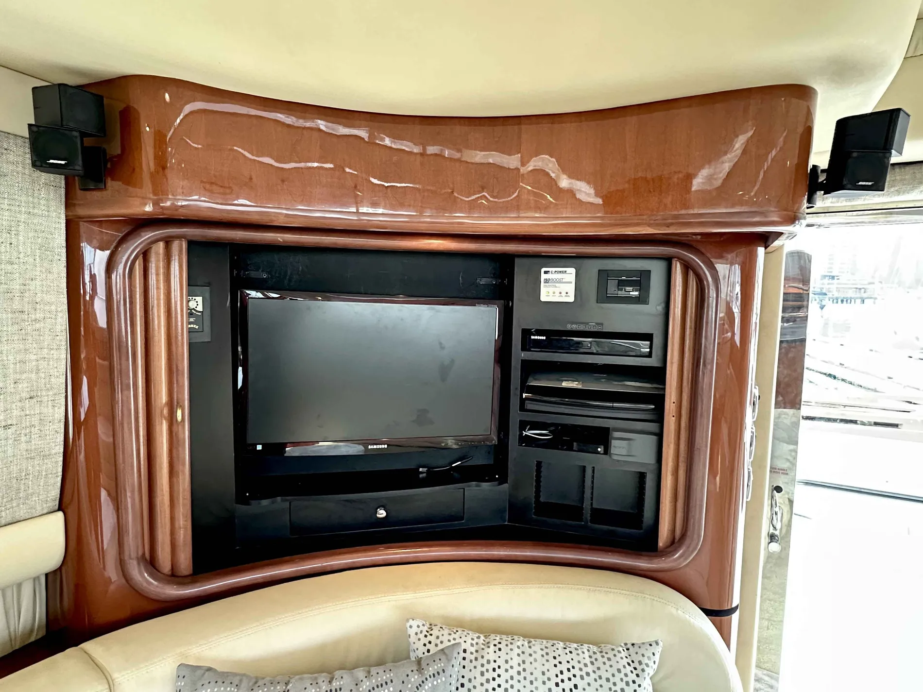 Pre-Owned 2002 Sea ray 560 Sedan Bridge for Sale | Vancouver, BC | M&P Yacht Centre | 678c2da7dd2070a5b007d17f