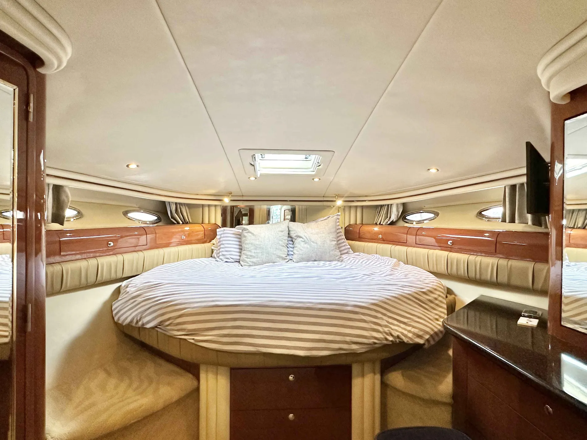 Pre-Owned 2002 Sea ray 560 Sedan Bridge for Sale | Vancouver, BC | M&P Yacht Centre | 678c2da7dd2070a5b007d17f